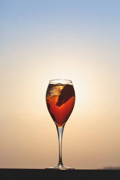 Spritz d'Aperol sur une jetée en bois au coucher du soleil. Vacances de luxe — Photo
