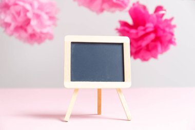 Kız bebek duş parti boş küçük kömür tahtaya. Bebek 