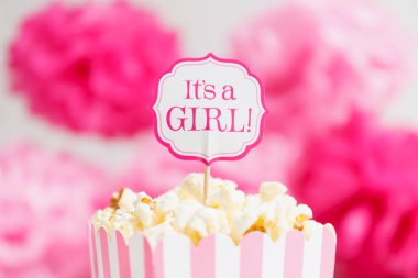 Bebek parti duş, patlamış mısır çantaya kız işaretidir. PAP