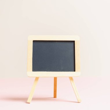 Boş küçük kömür kurulu. Boş arka plan