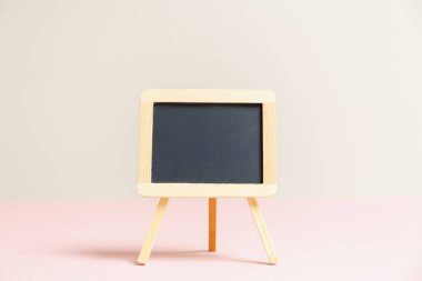 Boş küçük kömür kurulu. Boş arka plan