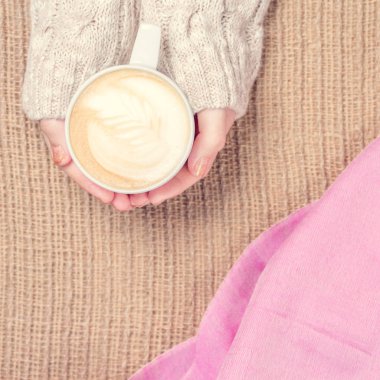 Kahve latte sanat ile tutan kız. Memnuniyetti zaman kavramı.