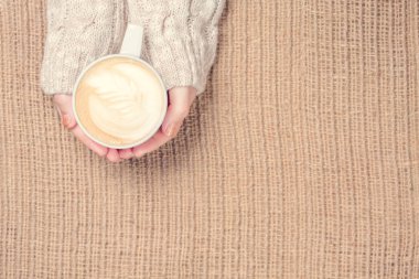 Kahve latte sanat ile tutan kız. Memnuniyetti zaman kavramı.