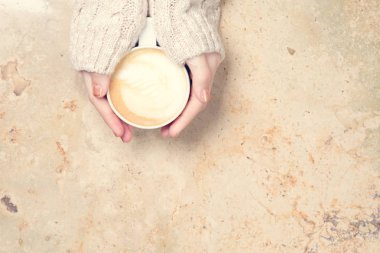 Kahve latte sanat ile tutan kız. Memnuniyetti zaman kavramı.