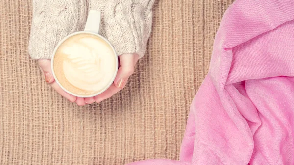 Girl holding cup of coffee with latte art. Leasure time concept. — Stock Photo, Image