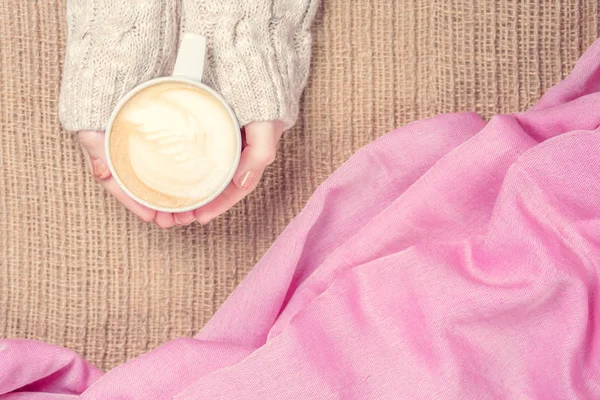Kahve latte sanat ile tutan kız. Memnuniyetti zaman kavramı. — Stok fotoğraf