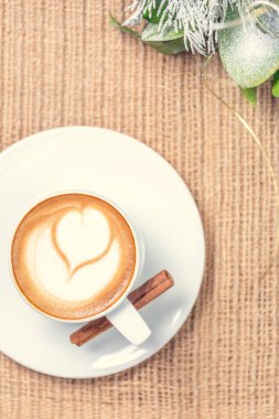 Kahve ya da chai latte sanat ve Noel dekorasyonu ile çay. Le