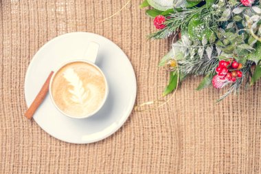 Kahve ya da chai latte sanat ve Noel dekorasyonu ile çay. Le