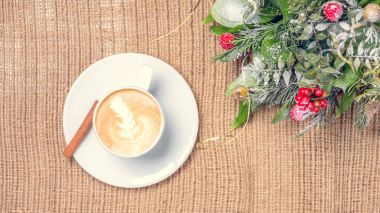 Kahve ya da chai latte sanat ve Noel dekorasyonu ile çay. Le