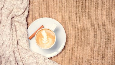 Kahve ya da chai latte sanat ile çay. Memnuniyetti zaman kavramı. 