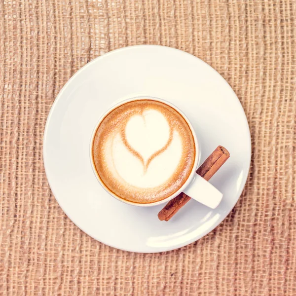 Tasse de café ou thé chai avec latte art. Concept de temps de loisir . — Photo