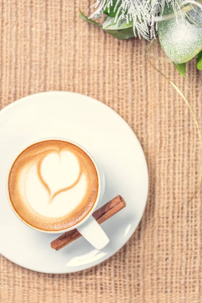 Kahve ya da chai latte sanat ve Noel dekorasyonu ile çay. Le