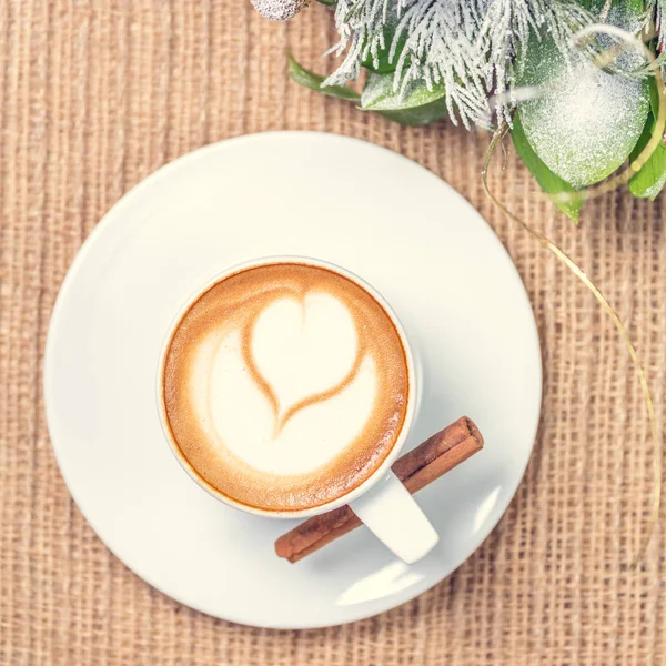 Kahve ya da chai latte sanat ve Noel dekorasyonu ile çay. Le