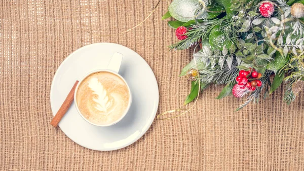 Kahve ya da chai latte sanat ve Noel dekorasyonu ile çay. Le