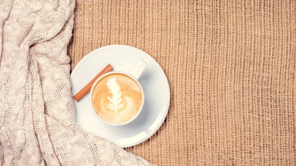 Kahve ya da chai latte sanat ile çay. Memnuniyetti zaman kavramı. 