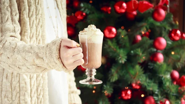 Kakao kremalı tutan kız. Noel tatil kavramı