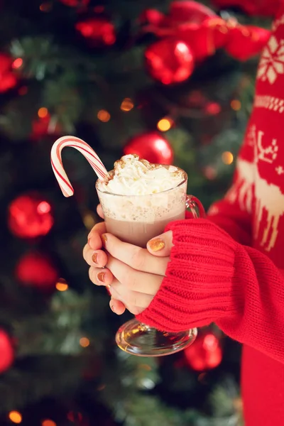 Krem şanti ve nane şekeri kakao tutan kız.