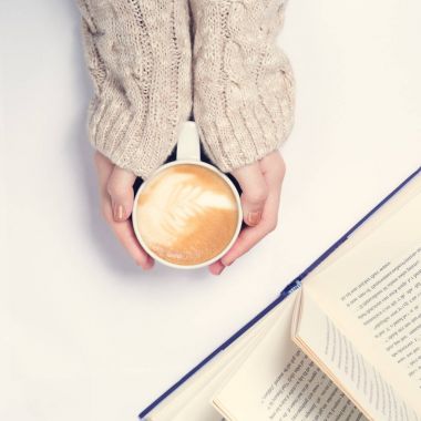 Kahve latte sanat ile tutan kız. Memnuniyetti zaman kavramı.