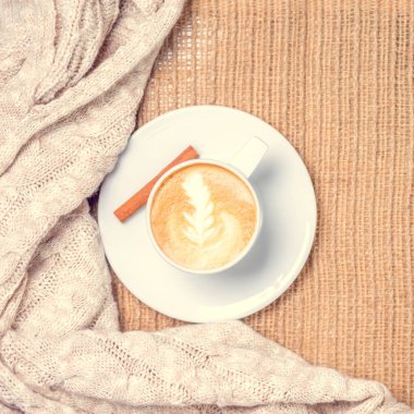 Kahve ya da chai latte sanat ile çay. Boş zaman zaman kavramı. 