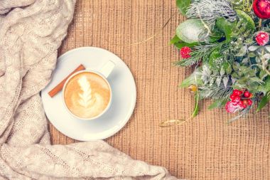 Kahve ya da chai latte sanat ve Noel dekorasyonu ile çay. Le