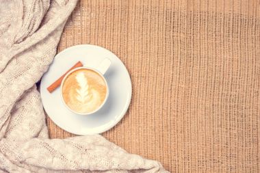 Kahve ya da chai latte sanat ile çay. Boş zaman zaman kavramı. 