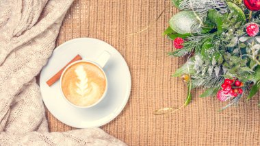Kahve ya da chai latte sanat ve Noel dekorasyonu ile çay. Le
