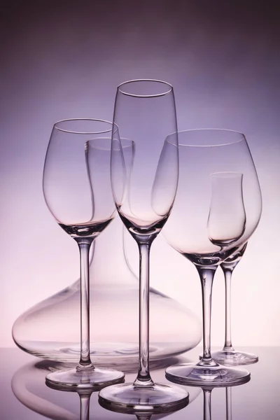 Valg av glassvarer med vin, champagne, likør og de – stockfoto