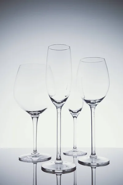 Υαλικά επιλογή με κρασί, σαμπάνια και liquour γυαλιά — Φωτογραφία Αρχείου