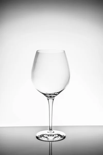 Copo de vinho tinto no fundo claro — Fotografia de Stock