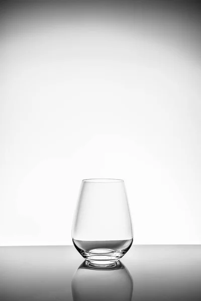 Modernes Wasser- oder Weinglas auf hellem Hintergrund — Stockfoto