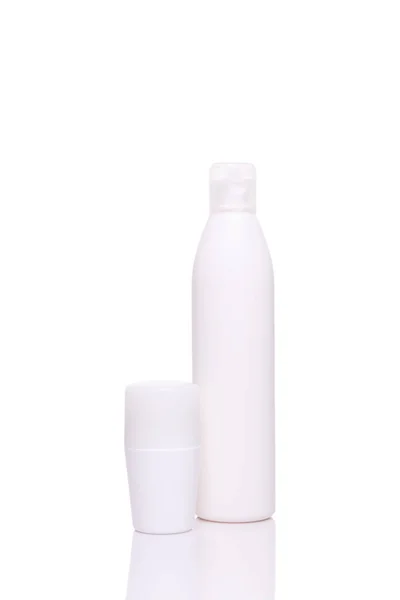 Разнообразие белых бутылок по уходу за кожей или волосами, изолированных на белом — стоковое фото