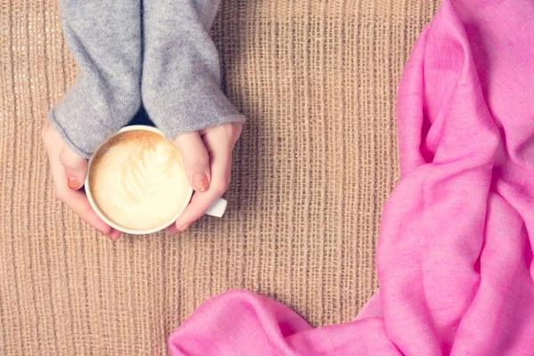 Kahve latte sanat ile tutan kız. Boş zaman zaman kavramı. — Stok fotoğraf