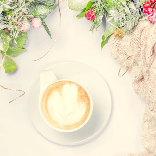 Kahve ya da chai latte sanat ve Noel dekorasyonu ile çay. Le
