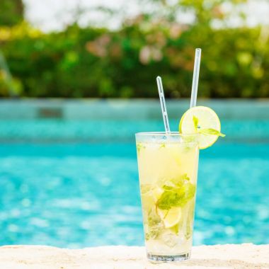 Bir resort havuz kenarında Mojito kokteyl. Lüks kavramı