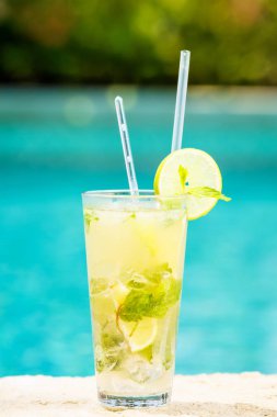 Bir resort havuz kenarında Mojito kokteyl. Lüks kavramı
