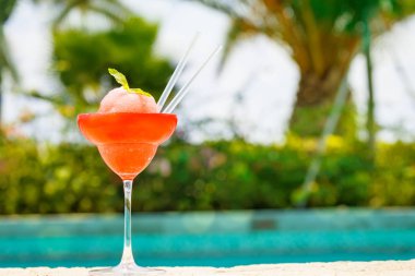 Çilek margarita kokteyl resort kaka kenarında dondurulmuş