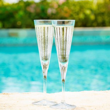 İki kadeh prosecco bir resort havuz kenarında. Kavramı 
