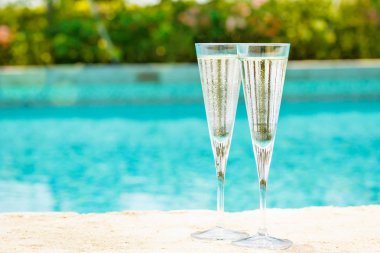 İki kadeh prosecco bir resort havuz kenarında. Kavramı 