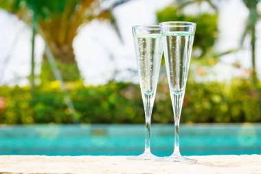 İki kadeh prosecco bir resort havuz kenarında. Kavramı 