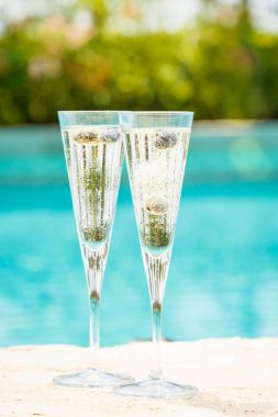 İki kadeh prosecco kokteyl, kenar o yaban mersini ile
