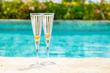 İki kadeh prosecco kokteyl ile turuncu berry edge o adlı
