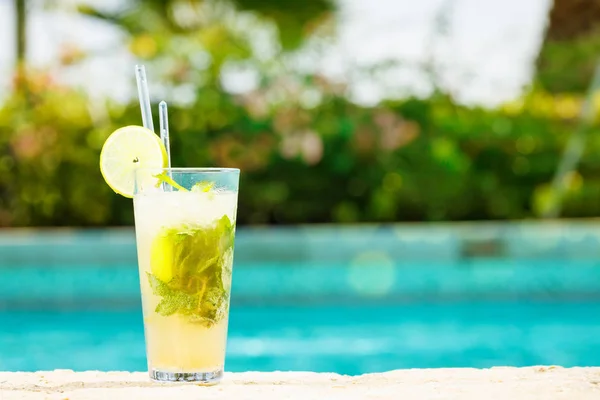 Cocktail Mojito ai bordi di una piscina del resort. Concetto di lusso — Foto Stock