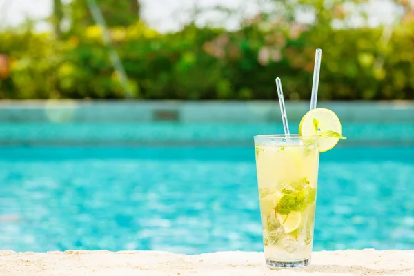 Cóctel Mojito en el borde de una piscina del resort. Concepto de lujo —  Fotos de Stock