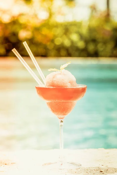 冷冻草莓玛格丽塔鸡尾酒边上的度假村公安条例 》 — 图库照片