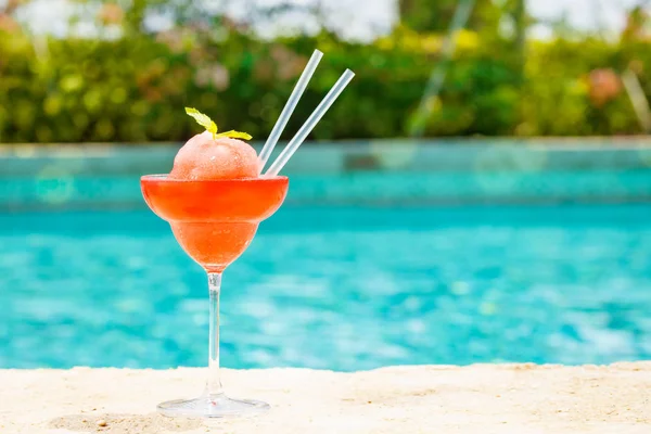 Cocktail de margarita de morango congelado na borda de um resort poo — Fotografia de Stock