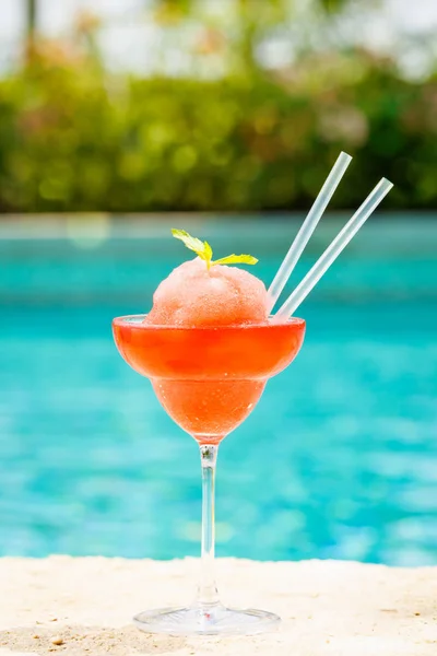Cocktail de margarita de morango congelado na borda de um resort poo — Fotografia de Stock