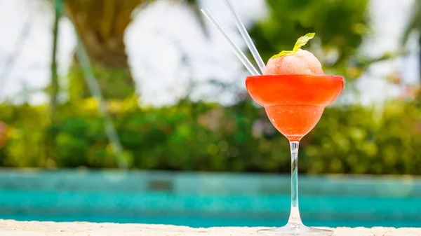 Cocktail di margarita alla fragola congelato sul bordo di una cacca di resort — Foto Stock