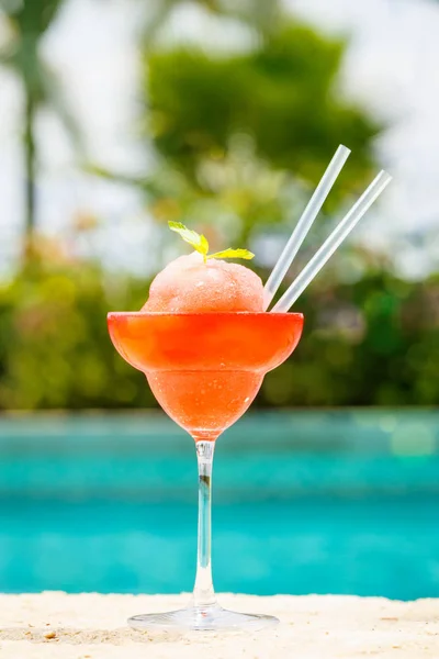 Bevroren aardbeien margarita cocktail aan de rand van een resort poep — Stockfoto