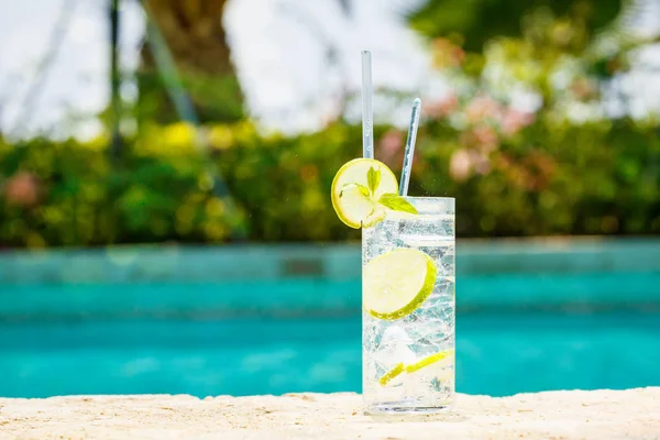 Water with ice at the edge of a resort pool. Concept of luxury v — Stock Photo, Image