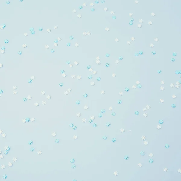 Weiße und blaue Schneeflocken streuen auf blau. Festtagsbac — Stockfoto